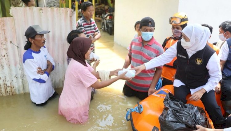 Khofifah Indar Parawansa membagikan bingkisan kepada warga korban banjir di Pamekasan/RMOLJatim