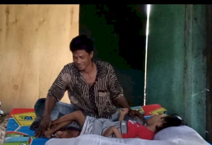 Salehuddin, saat bersama keponakannya. /RMOLJatim