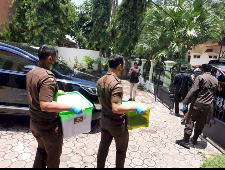 Penyidik Kejari Situbondo menyita sejumlah berkas penting dari kantor DLH/RMOL Jatim   