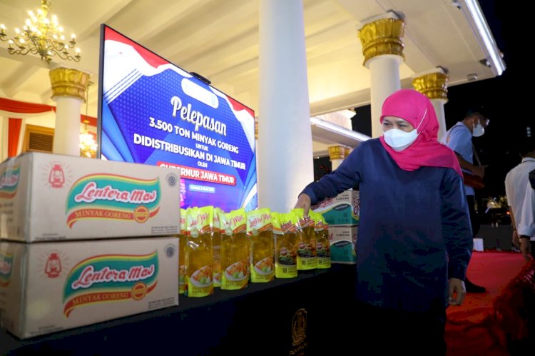 Gubernur Jawa Timur Khofifah Indar Parawansa saat pelepasan 3.500 ton minyak goreng tersebut dilaksanakan di Gedung Negara Grahadi, Kamis (3/3).