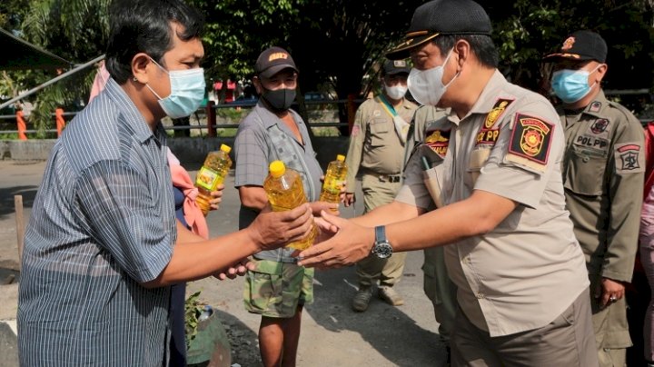 Satpol PP Surabaya bagikan migor gratis pada warga/RMOLJatim