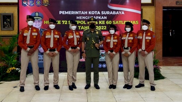 Wali Kota Eri bersama Satpol PP Pariwisata/RMOLJatim