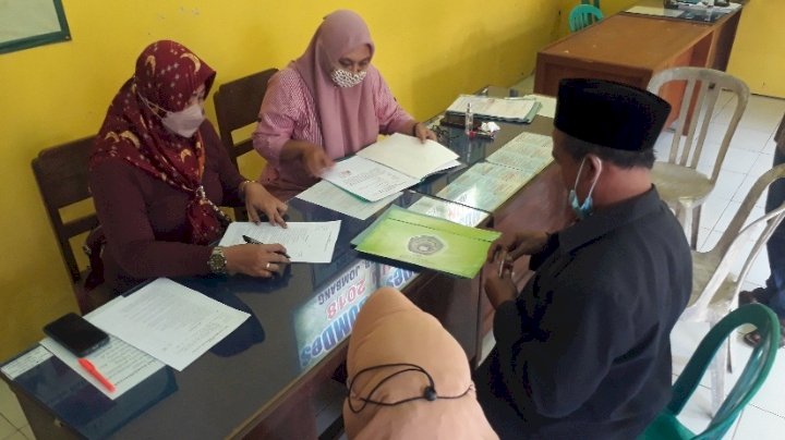 Warga Mojoagung saat mendaftar di desa Pagerwojo Perak