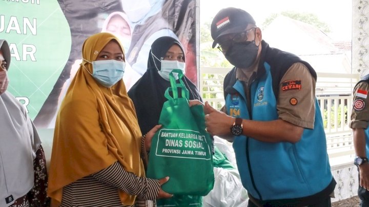 Dinsos Jatim menyerahkan bantuan bagi warga desa terdampak semeru/ist