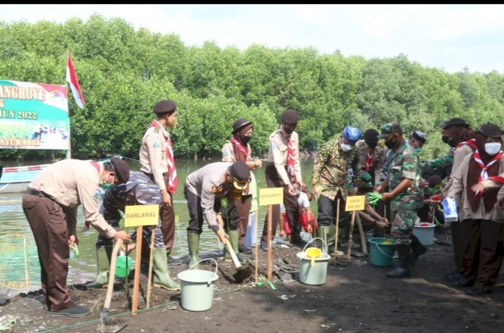 Penanaman mangrove di Pulau Santen Banyuwangi, serentak bersama 16 kab/kota di wilayah Pangdam V/Brawijaya