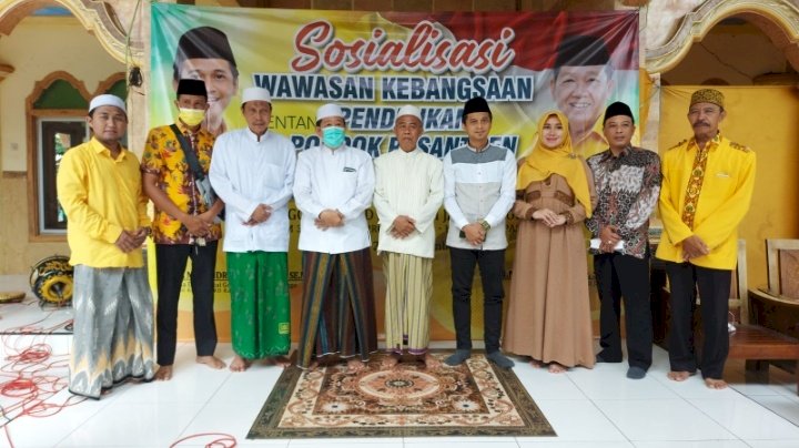 Mantan Rais Syuriah PCNU Kabupaten Probolinggo, KH Jamaluddin Al-Hariri, bersama Ketua DPD Golkar Kabupaten Probolinggo, Oka Mahendra Jati Kusuma. /Ist