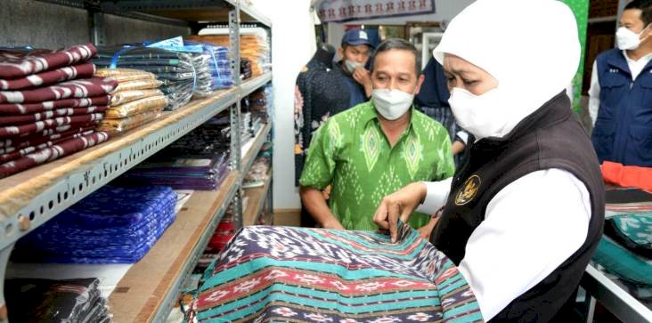 Gubernur Jatim Khofifah Indar Parawansa mengunjungi Butik Kerajinan Tenun Ikat Paradila di Desa Parengan, Maduran Lamongan/RMOL Jatim