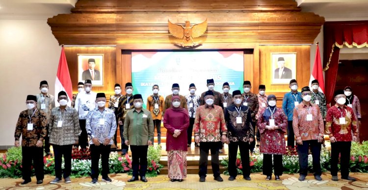 Khofifah saat pelantikan dan Pengukuhan Pengurus ICMI Orwil Jatim Masa Bhakti 2021-2026 di Gedung Negara Grahadi, Surabaya, Sabtu (5/3). 