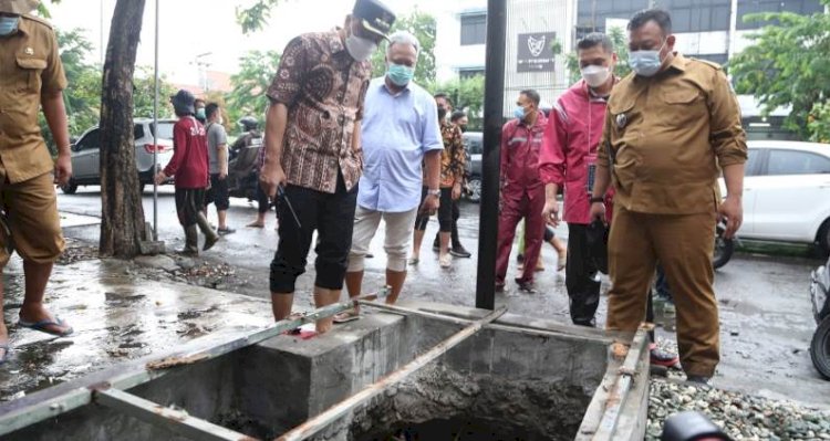 Wali Kota Eri Cahyadi saat cek lokasi banjir di wilayah Gubeng/RMOLJatim