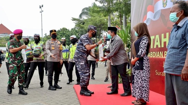 Pemberian baksos secara simbolis 