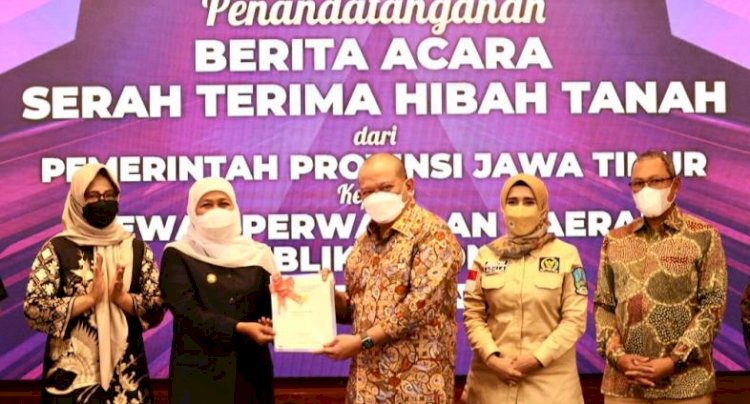 Gubernur Khofifah Indar Parawansa menyerahkan hibah tanah untuk pembangunan kantor DPD RI perwakilan Jatim/RMOL Jatim 