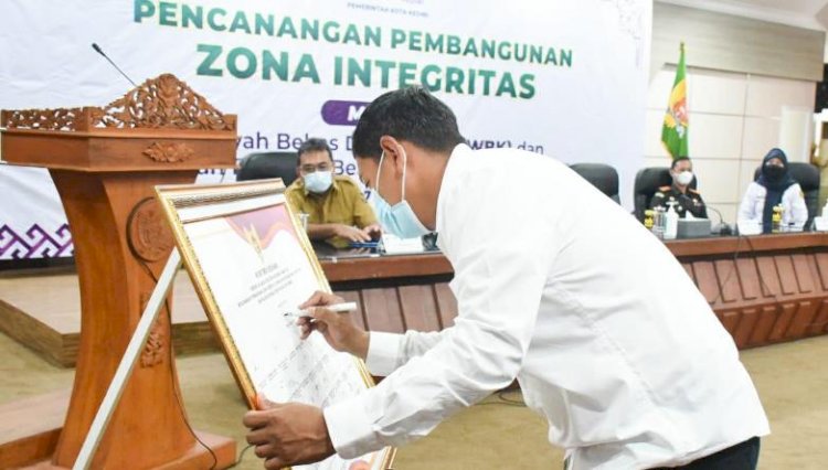 Walikota Kediri Abdullah Abu Bakar saat menandatangani pencanangan zona integritas/RMOL Jatim