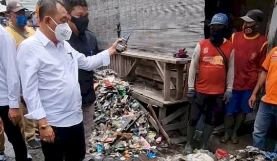 Armuji saat sidak di sungai Kalianak yang banyak tumpukan sampah/ist