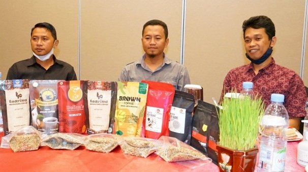 Petani dan pelaku UMKM kopi di Banyuwangi disaat bertemu dengan ratusan buyer dari 3 negara secara virtual/ist