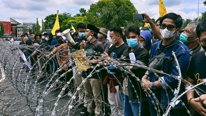 Unras Mahasiswa PMII di Depan Kantor Pemkab Jember,. (RMOLJatim).