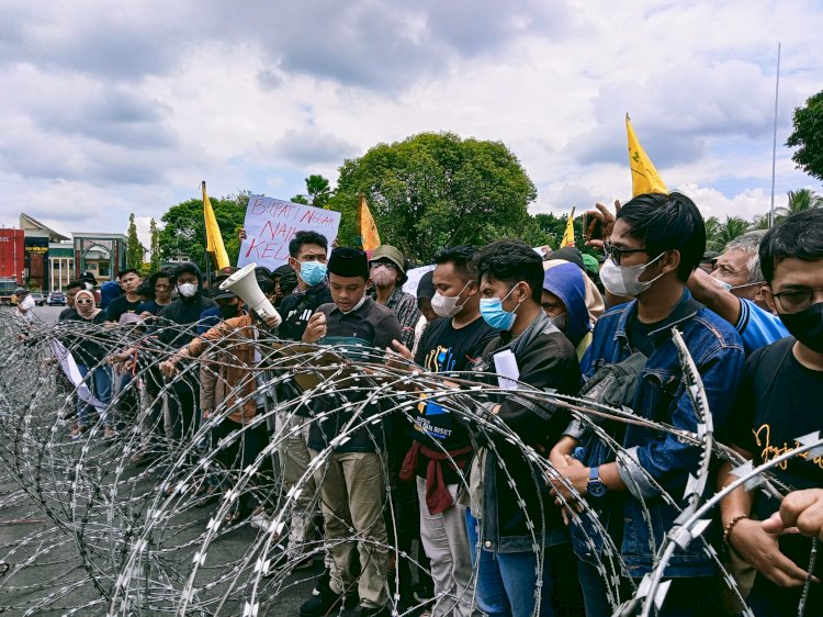 Mahasiswa PMII saat menggelar aksi di depan kantor Pemkab Jember/RMOLJatim