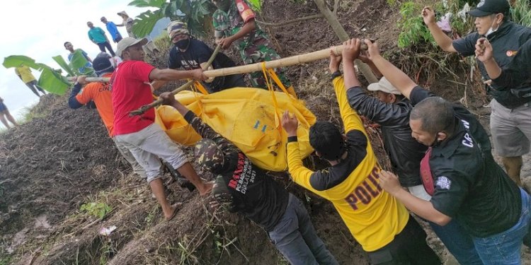 Tim SAR saat mengevakuasi seorang korban jiwa banjir bandang yang menerjang Kabupaten Malang, Jawa Timur/Ist