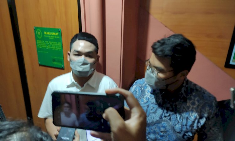 Tim Kuasa Hukum JEP, Jeffry Simatupang bersama rekannya saat berikan keterangan kepada awak media/RMOLJatim