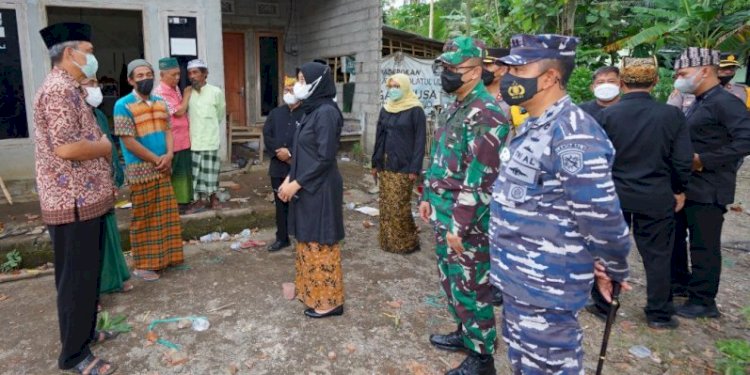 Bupati Banyuwangi Ipuk Fiestiandani saat menemui perwakilan dua perguruan silat usai bentrok/Ist