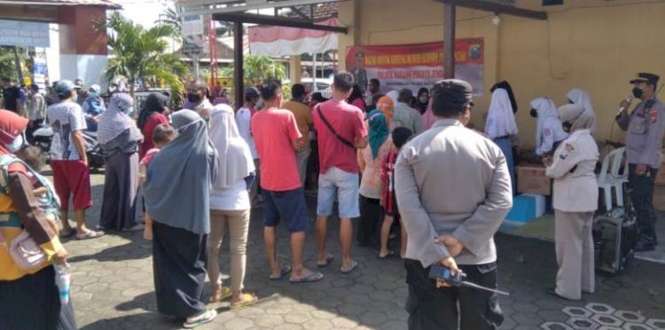 Warga menyerbu bazar minyak goring di halaman Mapolsek Mayang Jember/RMOL Jatim