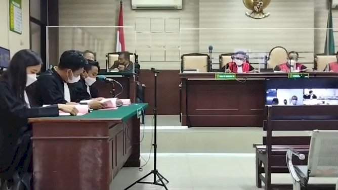  Dari Kiri: JPU Kejari Tanjung Perak, M Ali Rizza, M Fadhil dan Ni Putu Eka saat membacakan surat dakwaan perkara dugaan korupsi kredit macet di Pengadilan Tipikor Surabaya, Jum'at (11/3)./RMOLJatim