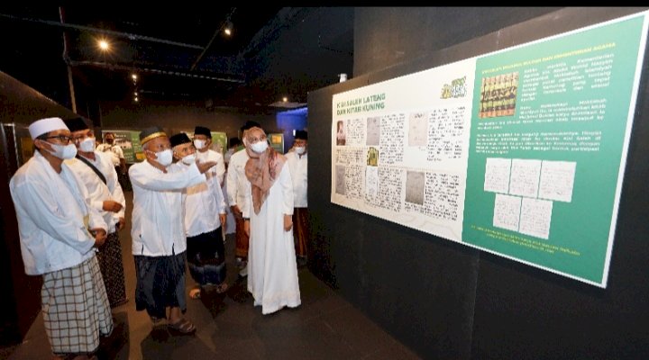 Bupati Ipuk bersama para tokoh dalam Festifal Kitab Kuning yang menampilkan karya-karya ulama di Banyuwangi/dok. Humas Pemkab Bwi