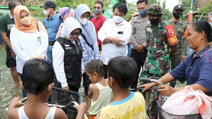 Bupati Jombang saat meninjau banjir di desa jatigedong, Ploso