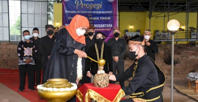 Khofifah Indar Parawansa saat jalani prosesi "Mendhet Tirto Lan Siti di Kawasan Sumur Upas Candi Kedaton, Trowulan, Mojokerto, Sabtu (12/3)/RMOL Jatim