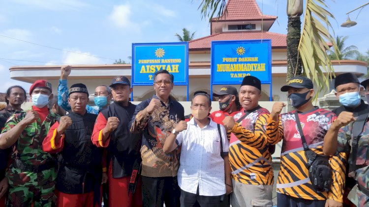Ketua Tim Advokat dan Penasehat Hukum/LBHMU PWM Jatim, Masbukhin bersama jajaran pengurus Muhammadiyah Banyuwangi usai pemasangan papan nama baru yang sempat dicopot/RMOLJatim 