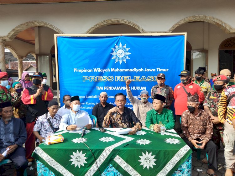 : Ketua Tim Advokat dan Penasehat Hukum/LBHMU Jawa Timur, Masbukhin didampingi Ketua PDM Banyuwangi, H Mukhlis saat jumpa pers di halaman Masjid Al Hidayah Desa Tampo, Cluring/RMOLJatim