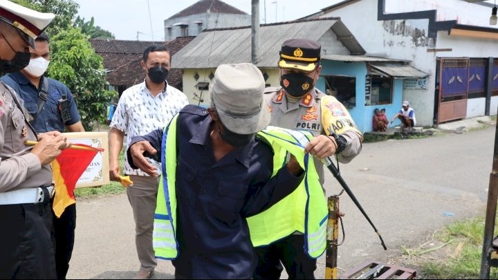 Polres Blitar peduli penjaga palang pintu/ist