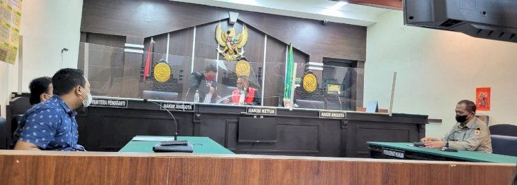 Edy dan kawan-kawan saat memberikan dukungan terhadap rekanan lainnya,  di Pengadilan Negeri (PN) Jember