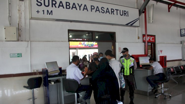 Suasana di Stasiun Pasar Turi 