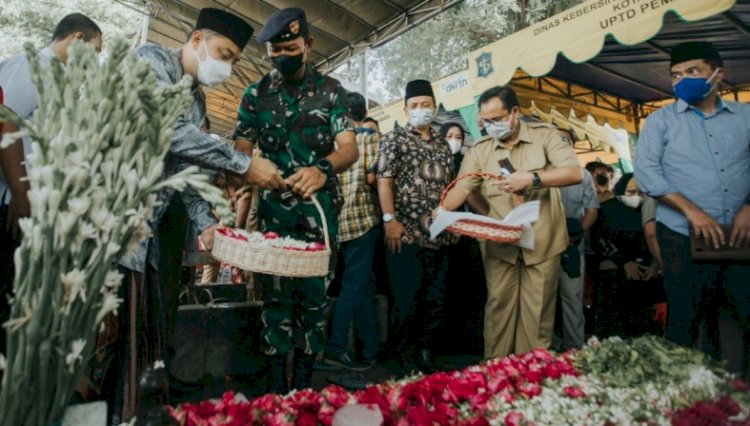 Pangkoarmada II Laksamana Muda TNI Iwan Isnurwanto takziah dan memberikan penghormatan terakhir kepada mertua Wali Kota Eri/RMOLJatim