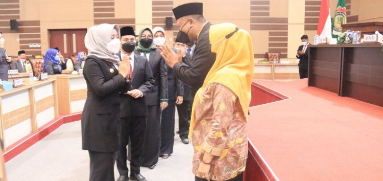 Bupati Ikfina Fahmawati memberikan ucapan selamat kepada Madrai usai dilantik sebagai anggota DPRD Kabupaten Mojokerto hasil PAW/ist