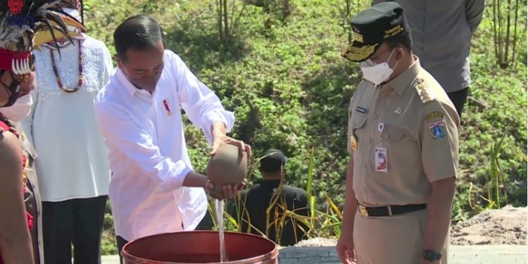 Presiden Joko Widodo menuangkan air yang diserahkan Gubernur DKI Jakarta, Anies Baswedan untuk IKN Nusantara/Repro