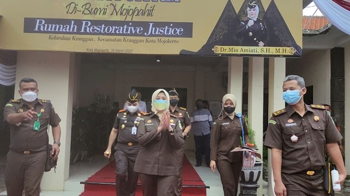 Kepala Kejaksaan Tinggi Jawa Timur, Dr Mia Amiati, SH. MH bersama Aspidum Kejati, Sofyan Selle, SH. MH, Kajari Kota Mojokerto, Hadiman, SH. MH. Sekda Kota Mojokerto, Gaguk Tri Prasetyo serta Forkopimda Kota Mojokerto saat di Kota Mojokerto/ist