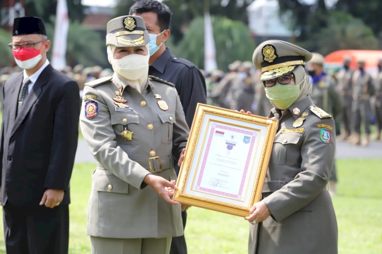 Bupati Jombang saat menerima penghargaan Karya Bhakti Peduli Satpol PP dari Kemendagri/ist