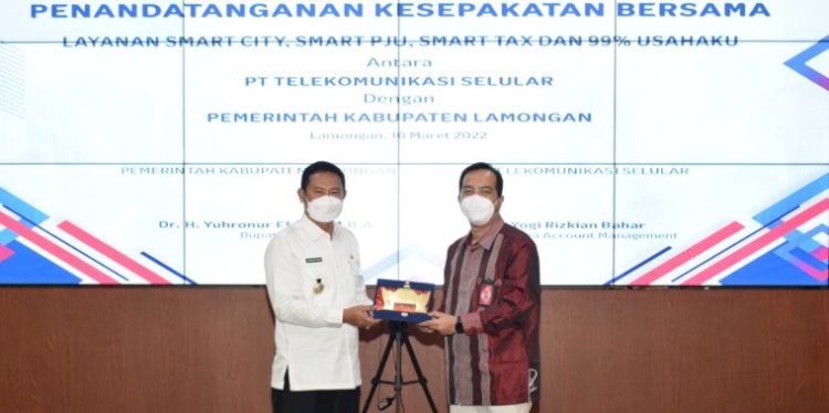 Bupati Lamongan Yuhronur Efendi saat menandatangi kesepakatan kerjasama dengan Telkomsel/RMOLJatim