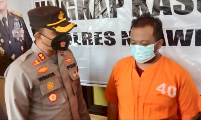 Kapolres Ngawi AKBP I Wayan Winaya menginterogasi EP selaku tersangka tindak pidana jual beli sapi/RMOLJatim