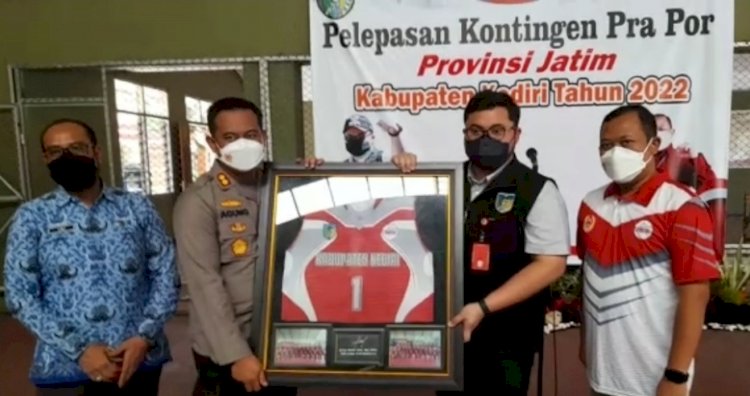 Bupati Kediri Hanindhito Himawan Pramana melepas kontingen bola voli/RMOLJatim