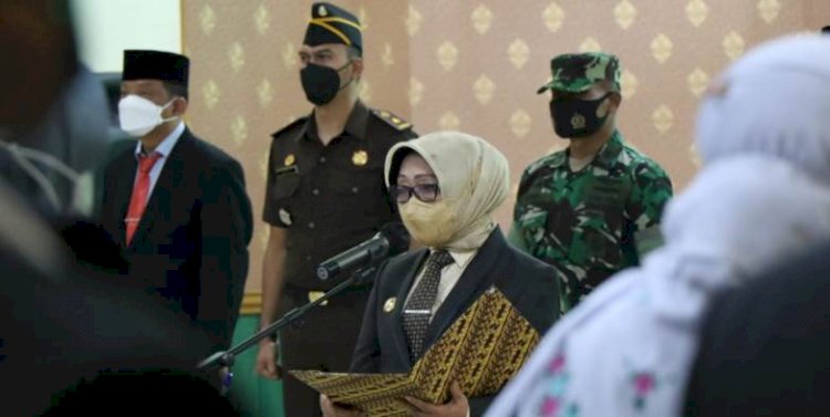 Bupati Hj Mundjidah Wahab saat melantik pejabat di ruang pertemuan Bung Tomo/RMOL Jatim