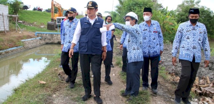 Bupati Lamongan Yuhronur Efendi saat meninjau Sodetan irigasi di Kecamatan Glagah dan Karangbinangun/RMOLJatim