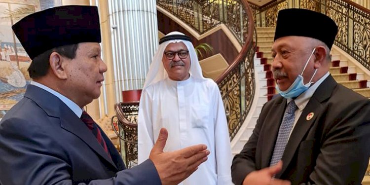 Menteri Pertahanan Prabowo Subianto berbincang dengan Duta Besar RI Abu Dhabi, Husin Bagis/Net