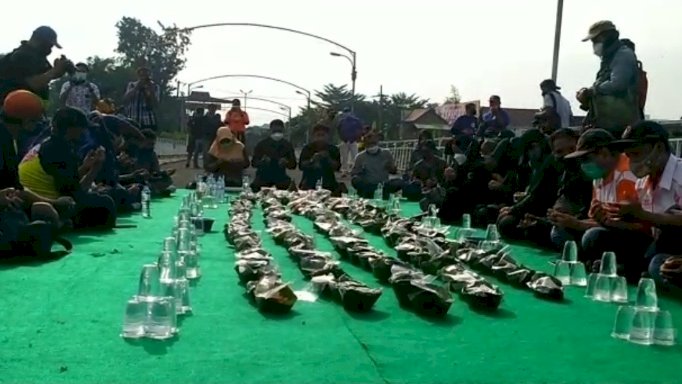 Peringati HUT Jembatan Lama Kediri, gelar tumpengan