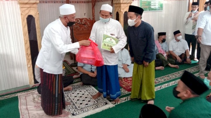 Bupati Bondowoso saat serahkan bantuan untuk operasional masjid/RMOLJatim 