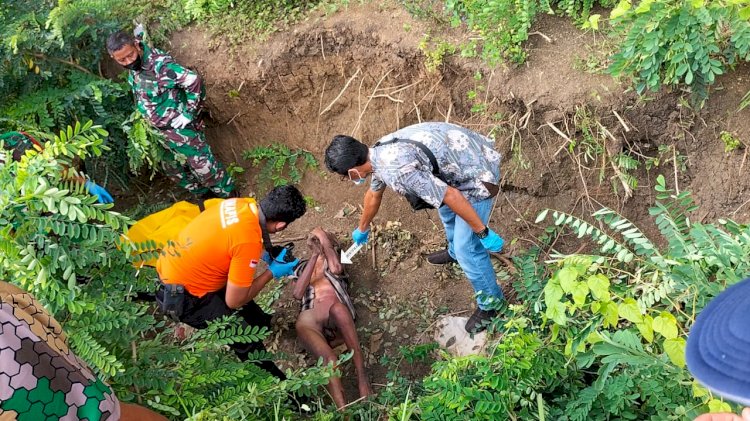 Kepolisian bersama tim medis Saat dievakuasi korban di TKP