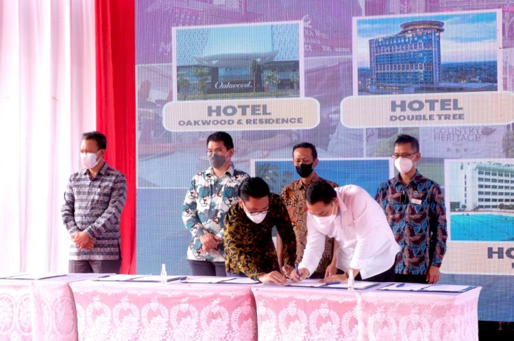  Wali Kota Eri saat penandatanganan NKB tentang penggunaan produk UMKM dan pemberdayaan masyarakat bersama 46 hotel se Kota Surabaya/RMOLJatim