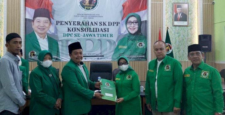 Sekretaris DPC PPP Ngawi Syamsul Wathoni saat menerima SK dari Ketua DPW PPP Jatim Hj Mundjidah Wahab/Ist