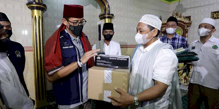 Menteri Pariwisata dan Ekonomi Kreatif Sandiaga Salahuddin Uno saat memberikan bantuan karpet dan sound sistem di musala Al-Musyarrofah/Net